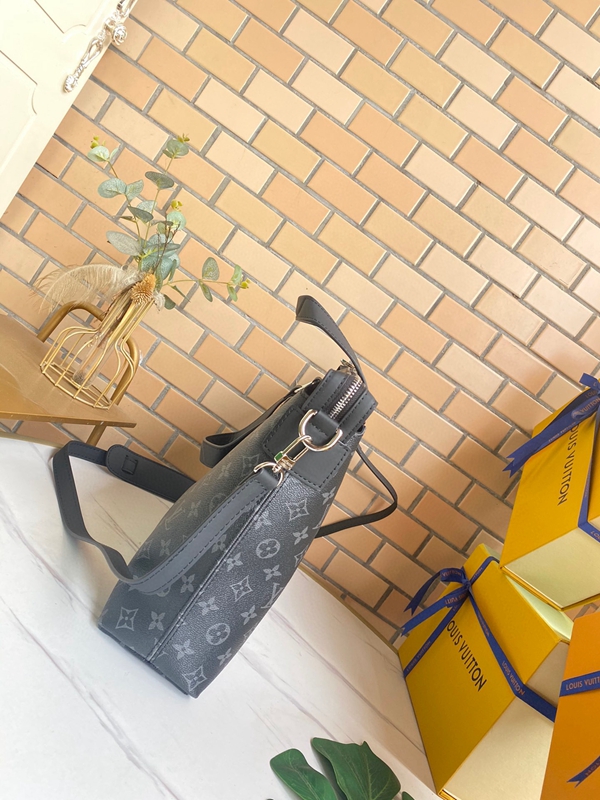 ルイヴィトンバッグ背面デザイン